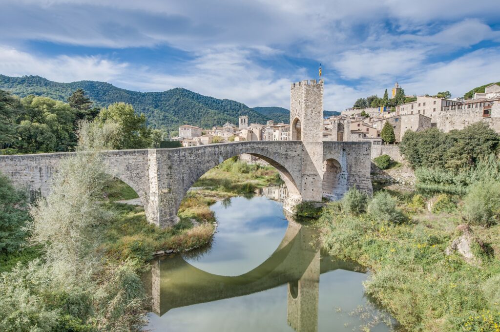 Besalu - kamienny most z XII wieku