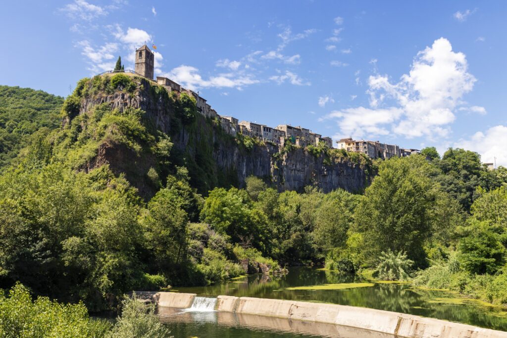 Castelfollit de La Roca – miasteczko położone na skalnym klifie